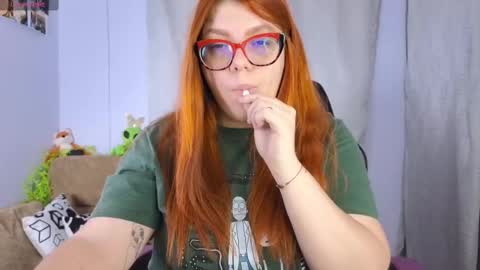 Snapshot of lucie_nicolls chatting on March 3, 4:03 am Lucie   online show from March 3, 4:03 am