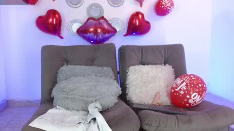Snapshot of lucie_petite chatting on February 12, 10:15 pm Lucie - online show from February 12, 10:15 pm