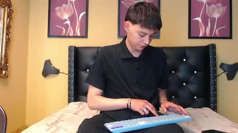 luckk_ online show from April 2, 4:42 am