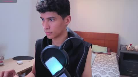 Lu Independent Model online show from March 28, 5:47 pm