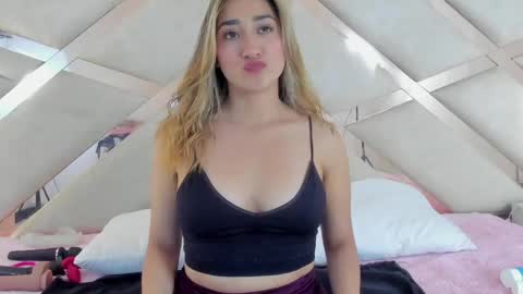 lucy_davies_ online show from May 12, 11:30 am