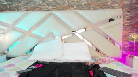 lucy_davies_ online show from March 23, 11:37 am