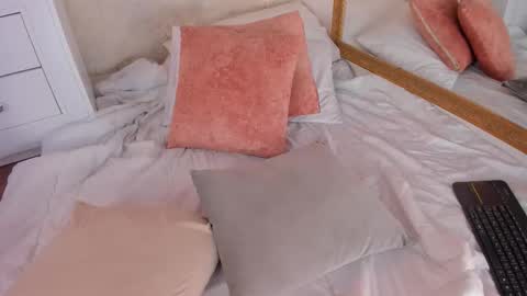 Snapshot of lucyvega4 chatting on October 18, 5:55 am Lucy online show from October 18, 5:55 am