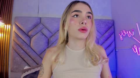 Snapshot of lucyvega4 chatting on December 20, 11:43 am Lucy online show from December 20, 11:43 am