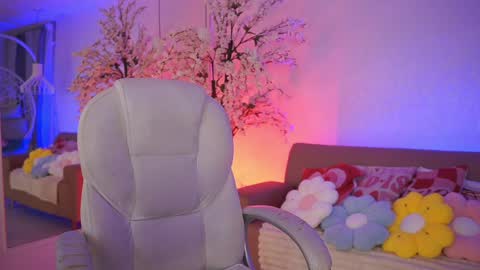 lucyweisser online show from April 10, 7:18 pm