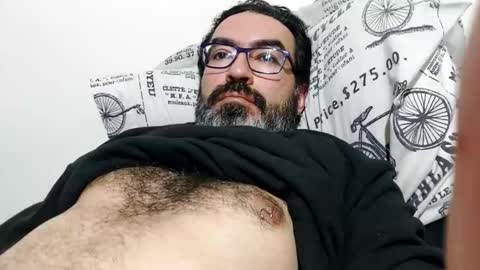 Snapshot of luis2988z chatting on October 16, 4:23 am Hairyman online show from October 16, 4:23 am