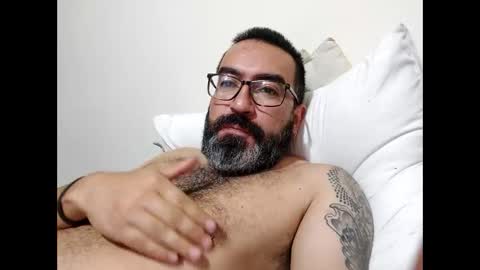 Snapshot of luis2988z chatting on February 24, 2:08 am Hairyman online show from February 24, 2:08 am