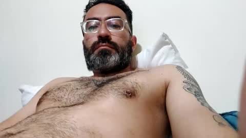 Snapshot of luis2988z chatting on January 6, 3:09 am Hairyman online show from January 6, 3:09 am