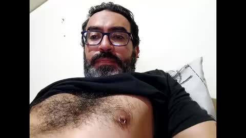 Snapshot of luis2988z chatting on October 15, 2:48 am Hairyman online show from October 15, 2:48 am