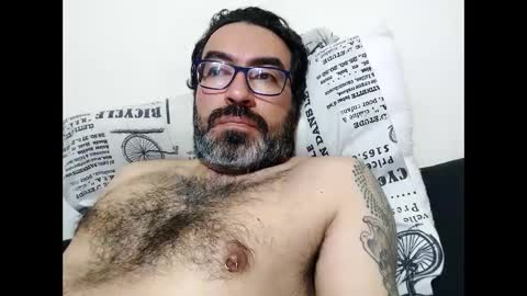 Snapshot of luis2988z chatting on October 1, 3:49 am Hairyman online show from October 1, 3:49 am