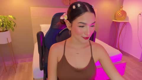 Snapshot of luma_sky chatting on October 2, 2:43 am L U M A online show from October 2, 2:43 am