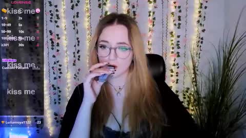 Snapshot of luna_berryy chatting on September 25, 8:05 pm luna_berryy online show from September 25, 8:05 pm