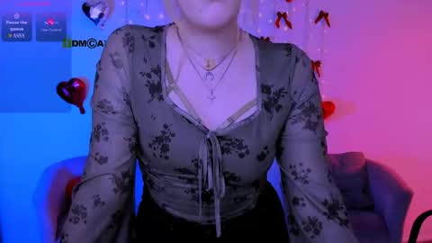 luna_berryy online show from April 15, 7:58 pm