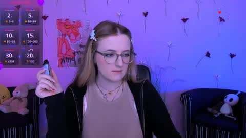 luna_berryy online show from May 2, 8:14 pm