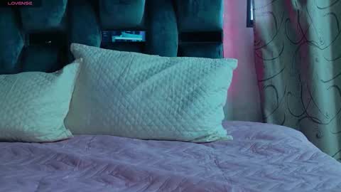 luna_sophya online show from October 6, 12:01 pm