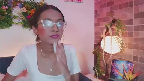 luna_valen online show from March 12, 4:27 am