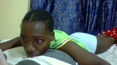 lunah_kitty online show from April 6, 4:46 am