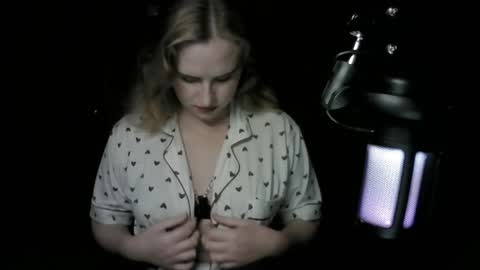 Snapshot of lunamystique_ chatting on October 6, 8:37 pm lunamystique_ online show from October 6, 8:37 pm