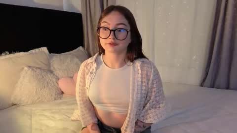 lunavelvet7 online show from March 23, 7:30 pm