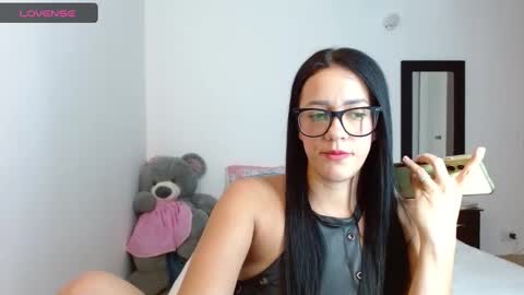 lunayois02 online show from February 6, 12:54 am