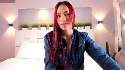 L U N N A online show from February 1, 4:09 am