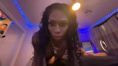 luvvlee online show from September 15, 11:50 pm