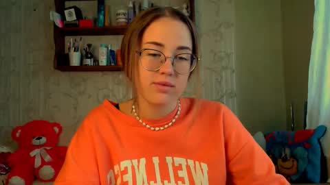 Snapshot of luxie_queen chatting on October 7, 8:43 am Katie online show from October 7, 8:43 am