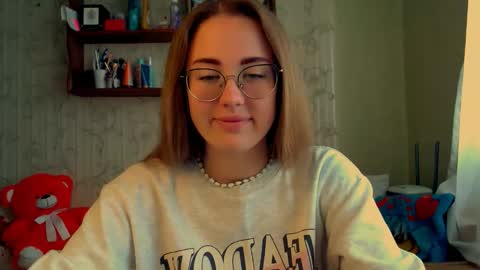 Snapshot of luxie_queen chatting on October 2, 9:52 am Katie online show from October 2, 9:52 am