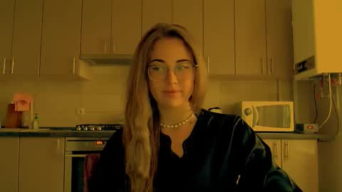 Snapshot of luxie_queen chatting on September 12, 6:37 am Katie online show from September 12, 6:37 am