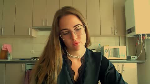 Snapshot of luxie_queen chatting on September 21, 7:45 am Katie online show from September 21, 7:45 am