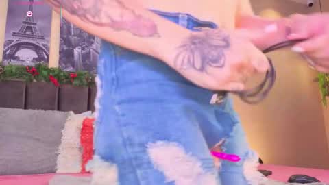 lynnsam_ online show from December 4, 11:37 pm