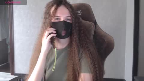 Snapshot of m00n8kiki chatting on October 18, 6:06 am Ksu online show from October 18, 6:06 am