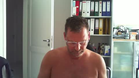 macfly67 online show from June 1, 4:58 am