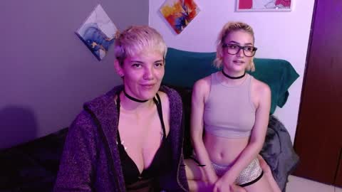 Snapshot of mackenziemoon chatting on December 2, 10:51 pm Noah Askew online show from December 2, 10:51 pm