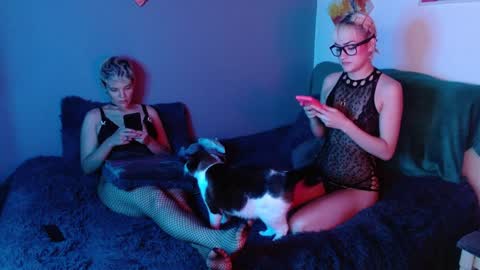 Snapshot of mackenziemoon chatting on January 23, 2:12 am Noah Askew online show from January 23, 2:12 am