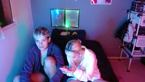 Snapshot of mackenziemoon chatting on January 31, 6:35 am Noah Askew online show from January 31, 6:35 am