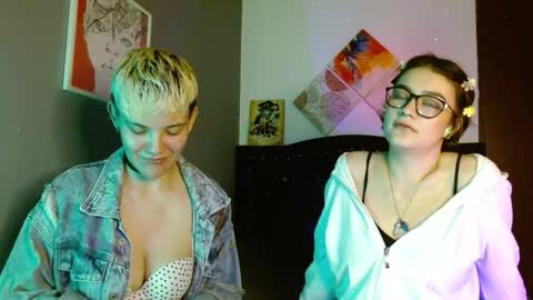 Snapshot of mackenziemoon chatting on October 18, 7:12 am Noah Askew online show from October 18, 7:12 am