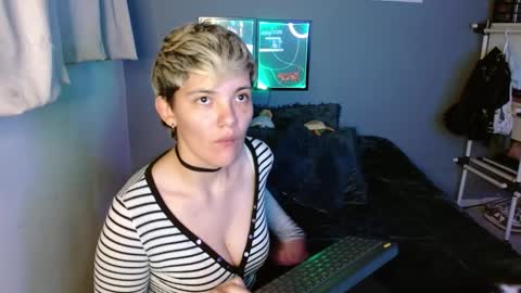 Snapshot of mackenziemoon chatting on February 21, 9:34 am Noah Askew online show from February 21, 9:34 am