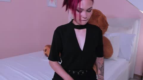 Snapshot of mae_lyra chatting on October 17, 10:14 pm Mae Lyra online show from October 17, 10:14 pm