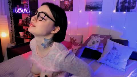 Snapshot of magic_alie chatting on October 2, 7:45 pm Magic Allie online show from October 2, 7:45 pm