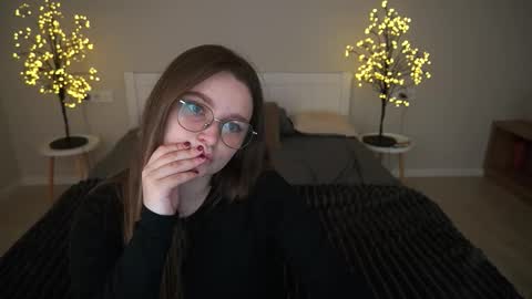Snapshot of magicpeachhs chatting on October 6, 12:34 pm Emily online show from October 6, 12:34 pm