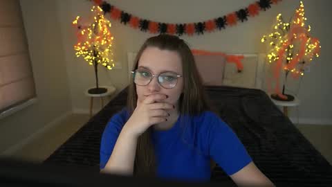 Snapshot of magicpeachhs chatting on October 20, 12:32 pm Emily online show from October 20, 12:32 pm
