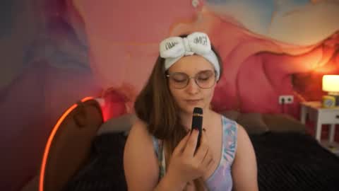 Snapshot of magicpeachhs chatting on October 16, 1:55 pm Emily online show from October 16, 1:55 pm