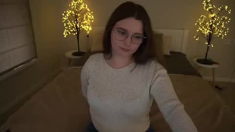 Snapshot of magicpeachhs chatting on September 24, 1:07 pm Emily online show from September 24, 1:07 pm