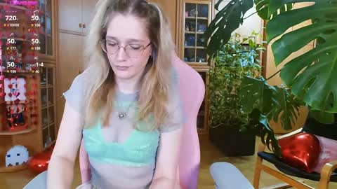 Nicole online show from February 16, 9:05 pm