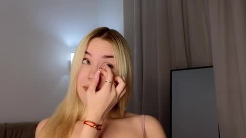 Snapshot of magnificent_angel chatting on February 23, 7:38 pm Sasha online show from February 23, 7:38 pm