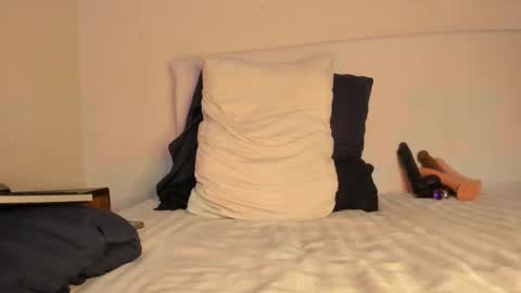 Laura online show from March 12, 7:47 pm