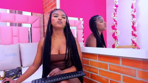 Melanie online show from December 18, 8:14 pm