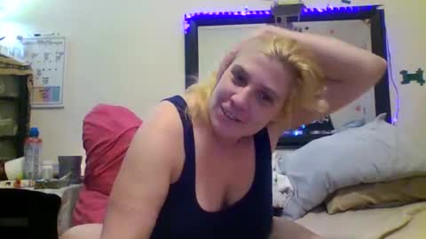 Snapshot of mandilube39 chatting on February 7, 9:37 am mindy22 online show from February 7, 9:37 am