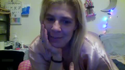 Snapshot of mandilube39 chatting on February 2, 2:06 am mindy22 online show from February 2, 2:06 am